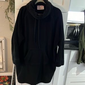 Avenue Body Black Lush Plush Pullover With Front Pocket Size 22/24